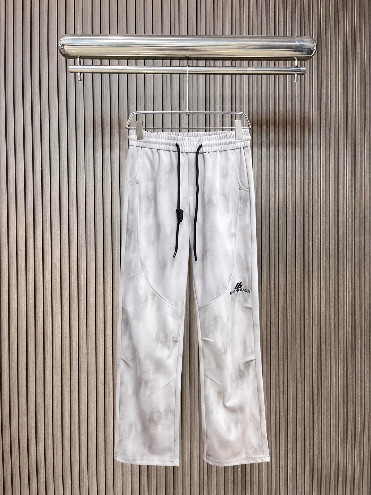 Balenciaga 🆕2026 Autumn and Winter New Arrival Casual Pants! The official website will be released simultaneously. Brand Classic LOGO casual pants, customized fabrics, excellent comfort and strong touch. Highly recognisable, perfect appearance and craftsmanship. Size:M-3XL